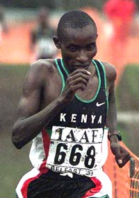 Кенийский бегун Патрик Ивути. Фото АР