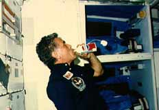 Астронавт Карл Хениз (Karl Henize) пьёт Pepsi из специально разработанного стакана на борту шаттла Challenger в 1985 году. А потом он захочет в туалет...