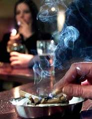Некурящим посетителям питейных заведений изрядная порция табака гарантирована. Правда, кое-где уже запрещают курить в барах и ресторанах (фото smh.ru.au)<!-- SP1626D332 -->.