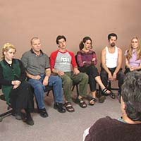 Группа актёров иллюстрирует групповую терапию на глазах у интернет-публики.
