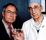 Доктор Майкл Дебейки (справа) и инженер Дэвид Сокир демонстрируют прибор (миниатюрный близнец насосов шаттла), который недавно начали имплантировать детям с больным сердцем (фото с сайта nasa.gov)<!-- SP1626D333 -->.