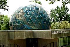Здание, отстроенное по проекту Бакминстера Фуллера, именем которого назвали молекулу (фото с сайта tamut.edu).