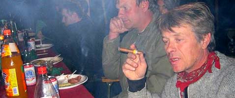 В барах и ресторанах некурящие получают не меньшую дозу табачного дыма, чем при совместном проживании с выкуривающим по пачке в день партнёром (фото с сайта jeepfabrikken.no).