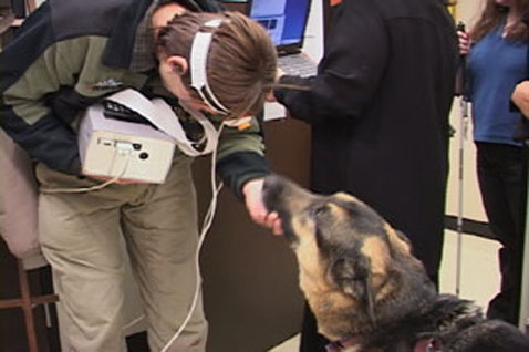 Слепой Эрик прекрасно ориентируется, общаясь с псом Сиго (фото с сайта brainportinfo.ru).