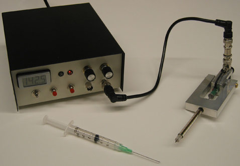 Аппарат MicroJet (справа) и его контрольное устройство. Обычный шприц показан для сравнения размеров (фото с сайта berkeley.edu)<!-- SP1626D332 -->.