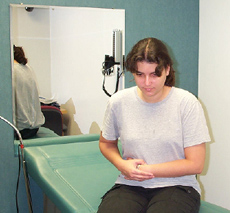 Традиционный способ: боли в животе симулирует девушка-актёр (фото с сайта cise.ufl.edu).