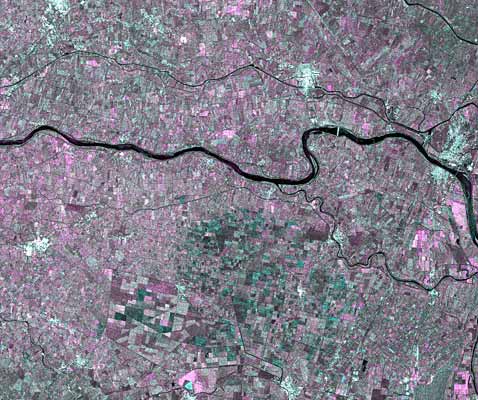 Длина реки По 652 километра. Она берёт начало в Котских Альпах, течёт преимущественно по Паданской равнине и впадает в Адриатическое море (фото European Space Agency).