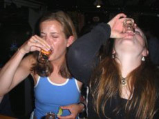 Девочки, правда, британские, пьют текилу (фото с сайта leeds.ac.uk).
