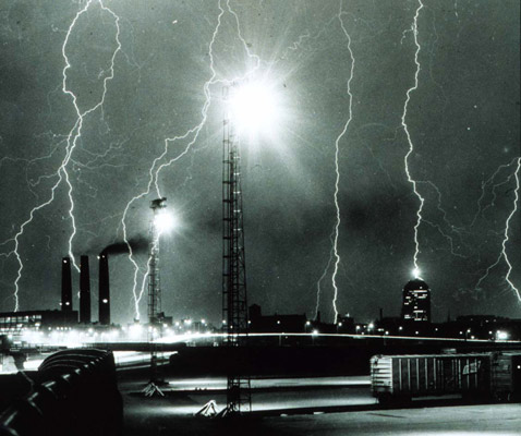 Снимок сделан в 1967 году в Бостоне. И впрямь страшно (фото NOAA/OAR/ERL/National Severe Storms Laboratory)<!-- SP1626D331 -->.