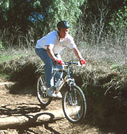 Брайан Бушвэй (Brian Bushway) слепой, но он ездит на своём горном велосипеде, используя эхолокацию (фото с сайта worldaccessfortheblind.org).