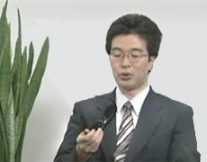 Один из разработчиков FRS Хироюки Каджимото (Hiroyuki Kajimoto), похоже, и сам удивляется эффективности аппарата  (фото с сайта eyeplus2.ru).