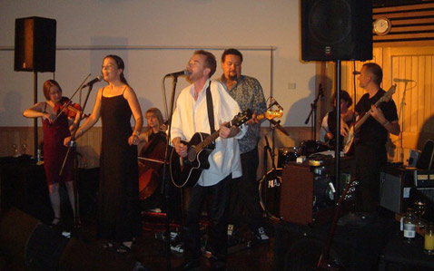 2003 год. Оуэн и его группа концертируют в родном Кембридже. Мы затруднились определить музыкальное направление, в котором работает этот коллектив (фото Adrian Owen).