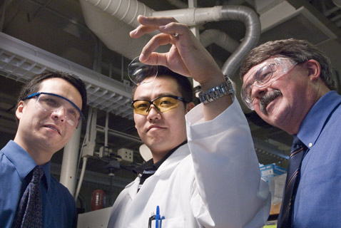 Тройка создателей Duoptix (слева направо): Та, Мюн и Фрэнк. Мюн держит кусочек придуманного ими биологически совместимого оптического гидрогеля (фото Stanford University)<!-- SP1626D331 -->.