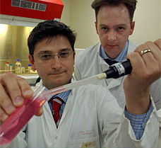 Снова Форраз и Макгаклин. Теперь прославленные учёные (фото с сайта dailymail.co.uk).