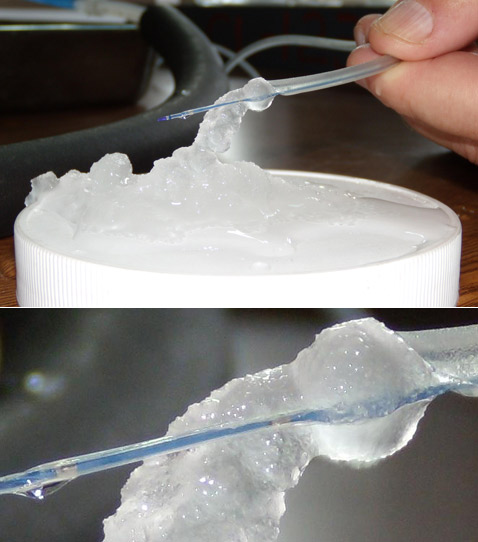 Эта странная полупрозрачная штуковина – частично жидкость, частично лёд. Но от природной ледяной 