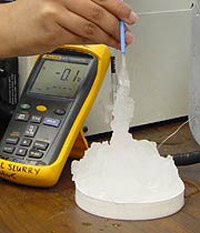 Вне тела вытекающая жижа Ice Slurry формирует горку, напоминающую мокрый снег, но в сосудах она способна течь вместе с кровотоком (фото Argonne National Laboratory).