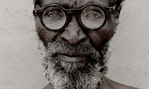 Мужчина зулу, носящий очки Сильвера (фото Michael Lewis).