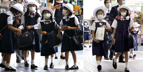 Токио. Дети и взрослые надевают маски для защиты от свиного гриппа после первых подтверждённых случаев заражения этим вирусом в японской столице (фото AP/Shuji Kajiyama)<!-- SP1626D332 -->.