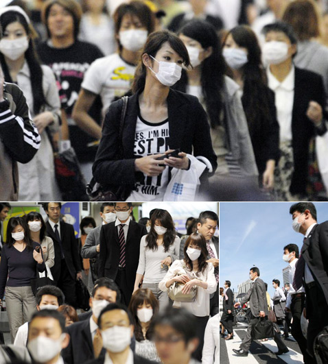 Снова Япония. Удивительной сознательностью и ответственностью отличаются жители этой страны. Пожалуй, только в её городах во время вспышек гриппа можно увидеть буквально массы людей, носящих защитные маски. Нынешняя – не стала исключением (фотографии AP Photo/Kyodo News).